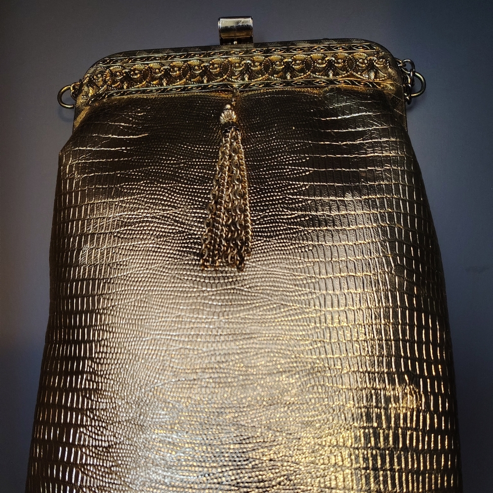 Vintage Gold Mesh 80's cocktail purse With Clasp And Tassels